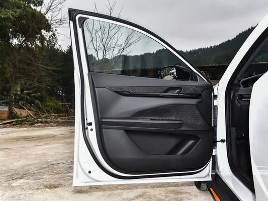 Uni-V benzinemotor 5 zitplaatsen aangepast verzoek Changan Uni-V 1.5t benzinemotor sedan