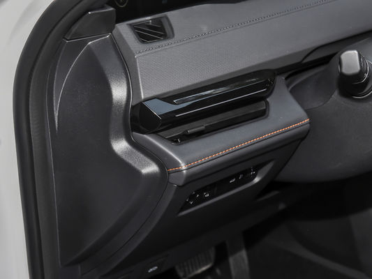 Uni-V 1.5t benzine 5 zitplaatsen sedan Changan met aangepast verzoek