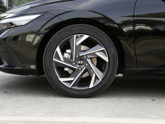 Hyundai Elantra 2023 1.5L CVT Lux Edition Benzinevoertuig met een cilinderinhoud van 1000-1600cc