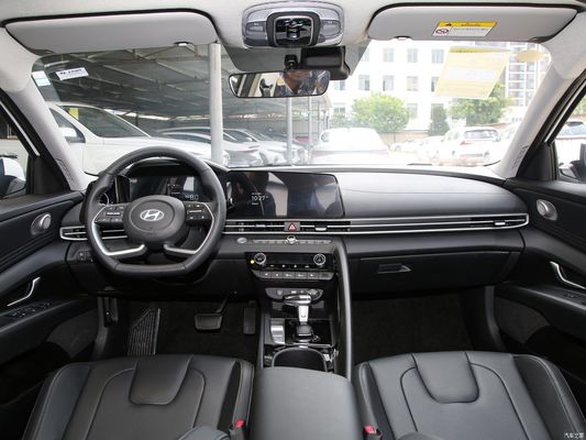 Hyundai Elantra 2023 1.5L CVT Lux Edition Benzinevoertuig met een cilinderinhoud van 1000-1600cc