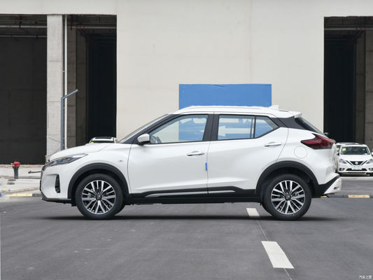 Benzine aangedreven 2023 Nissan Kicks SUV met automatische versnellingsbak en modieus ontwerp