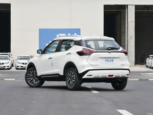 Benzine aangedreven 2023 Nissan Kicks SUV met automatische versnellingsbak en modieus ontwerp