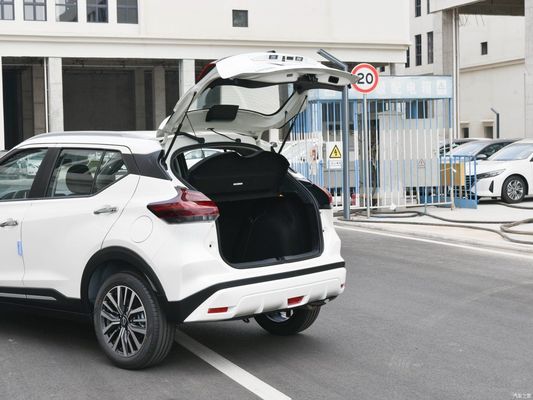 Benzine aangedreven 2023 Nissan Kicks SUV met automatische versnellingsbak en modieus ontwerp